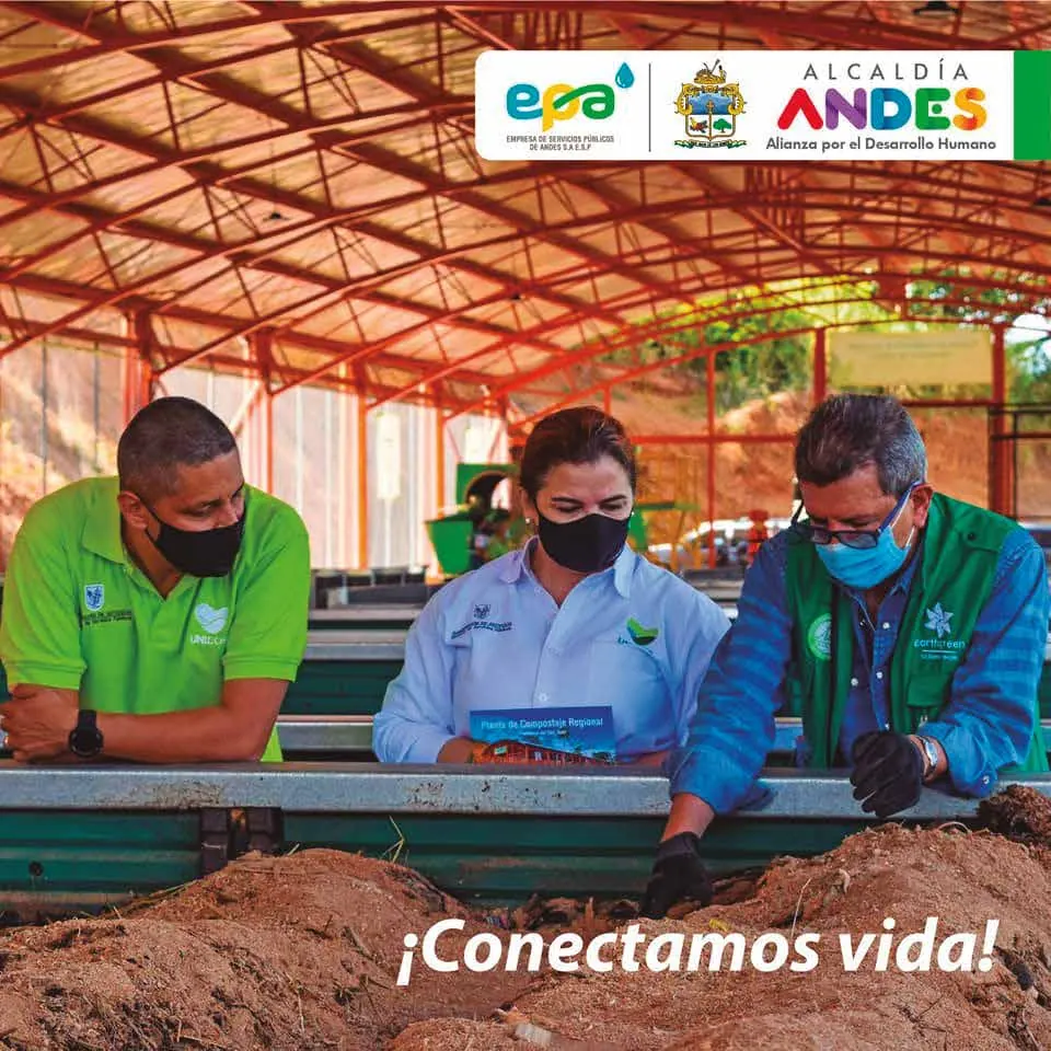 Técnicos de Earthgreen y funcionarios municipales revisando compost en una planta