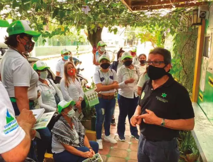Grupo de personas en una capacitación al aire libre sobre compostaje