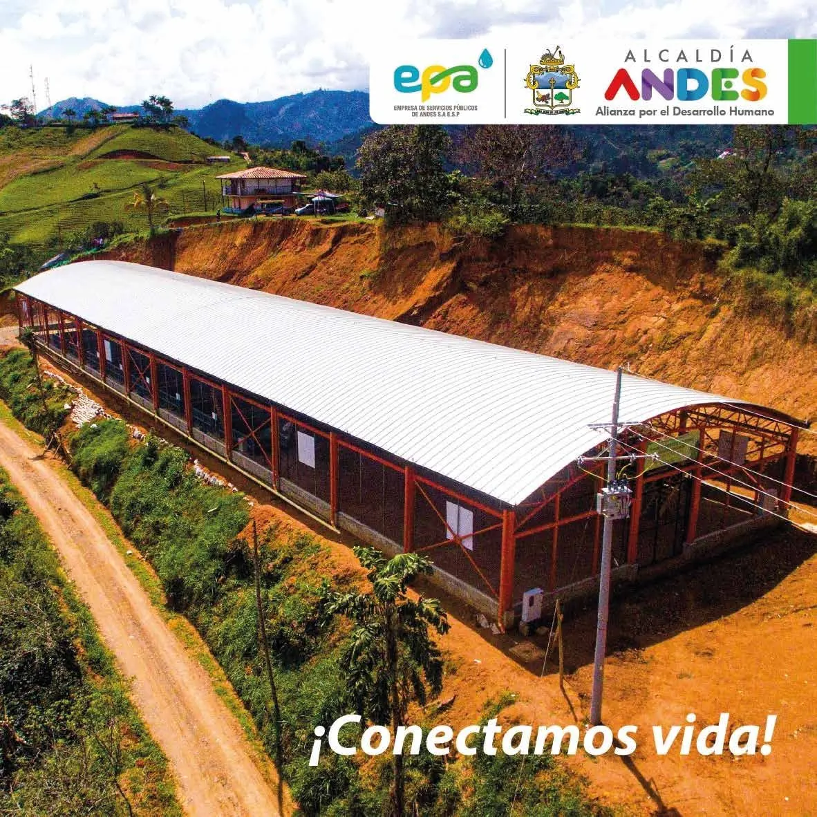 Vista aérea de la planta de compostaje del municipio de Andes, Antioquia, con cubierta blanca entre montañas